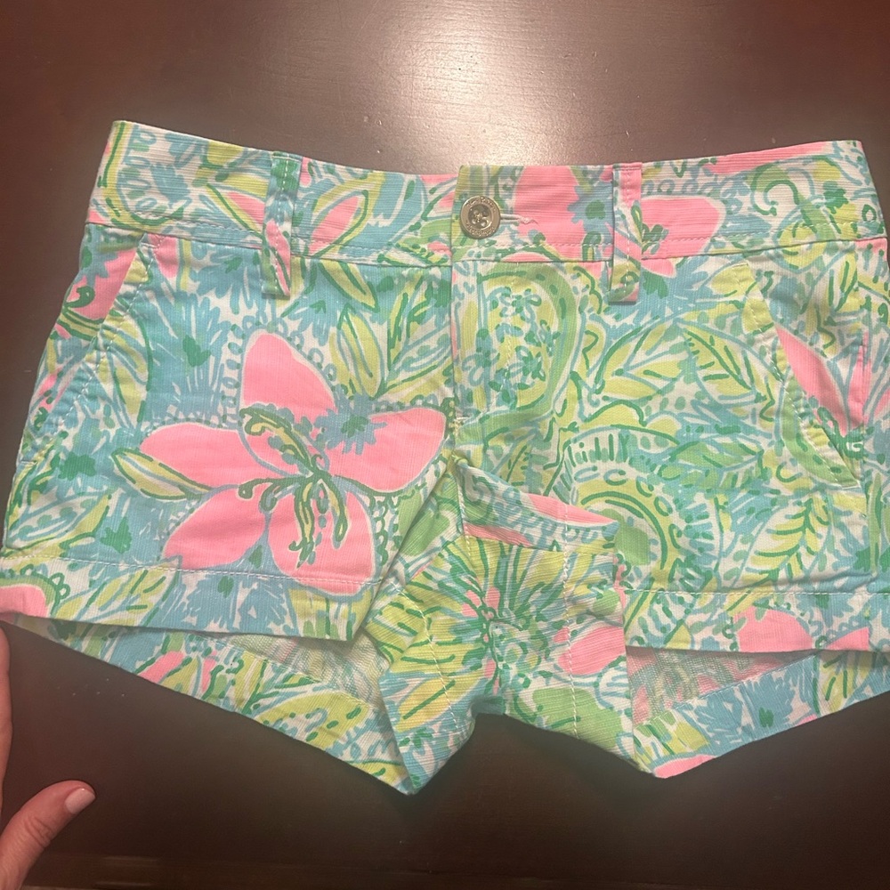 Lilly Pulitzer Walsh shorts. XXS.  00. Excellent used condition.